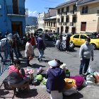 El Cabildo cercó la vía regenerada con vallas para impedir la venta informal. Los comerciantes, no obstante, se han colocado junto a ellas.