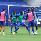 Alejandro Cabeza (i), delantero de Emelec, es la alternativa de Ismael Rescalvo para comandar la ofensiva azul ante la posible baja de Facundo Barceló. Luca Sosa y Aníbal Leguizamón (i) no estarán por suspensión.