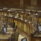 Reunión. El asambleísta Esteban Torres, de las filas socialcristianas, se queda solo en el pleno de la Asamblea una vez suspendida la sesión de ayer.