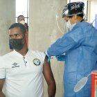 Daniel Vera, entrenador del Guayaquil City femenino, recibiendo la vacuna.