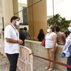 El coordinador Zonal 8 del Registro Civil, Andrés Fantoni Baldeón, habla con usuarios que hacen fila para sacar el pasaporte en Guayaquil.