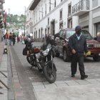 Frente a la falta de espacios, conductores se parquean en las vías, aceras y hasta locales comerciales. Indican que las multas que reciben no deberían ser válidas por la escasez.