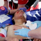 Caicedo, con golpes, raspaduras y cortes en la tibia de la pierna derecha, fue asistido en una ambulancia.