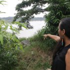 Verónica Cortez señala la maleza y el lugar donde se acumulan desechos.