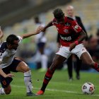 Bruno Henrique (derecha) del Flamengo disputa la pelota con Lucas Villarruel de Liga de Quito, en el duelo jugado en el Maracaná
