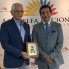 De izquierda a derecha: Danny Vélez, gerente general de BioMar y el a asambleísta Vicente Almeida Jalil.