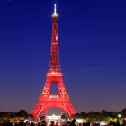 La torre iluminada para un evento, antes de su cierre temporal por la pandemia.