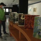 Un libro de artista, que es una especie de acordeón con diversas obras, recibe a los visitantes.