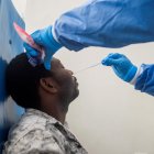 Un médico hace una prueba de coronavirus a un paciente en el centro médico GHESKIO en Puerto Príncipe (Haití).