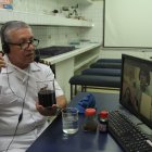 Gustavo Jaramillo, profesor de la Academia Naval Visión, imparte sus clases en un laboratorio del plantel, al que no ha dejado de ir, porque en su casa no tiene internet para afrontar la virtualidad.
