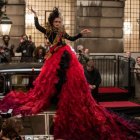 Color y moda son algunos de los grandes atractivos de esta cinta en la que la villana encanta por su estilo.