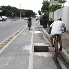 CICLOVIA EN LAS CALLES 10 DE AGOSTO QUE LA GENTE SE PARQUEA Y DICHO CARRIL ES USADO TAMBIEN POR MOTOS Y EN LA AVENIDA BARCELONA SE OBSERVA QUE FALTA CONCLUIR LOS TRABAJOS EN LA CICLOVIA/JIMMY NEGRETE/GUAYAQUIL-ECUADOR