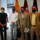 Palacios (c) junto a Manuel Bravo, presidente de la Federación Ecuatoriana de Atletismo (i) y  Augusto Morán Nuques, titular del COE (segundo desde la deracha).