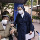 Vacunas. Sor Cecilia Vargas, directora del centro gerontológico en el que se inocularon adultos mayores.