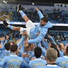 Sergio Agüero voló en los brazos de sus compañeros luego del alzar el título.