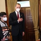 El rey Felipe VI durante su reunión con el presidente saliente Lenín Moreno.