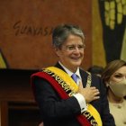 El presidente Guillermo Lasso saluda al público luego de la toma de posesión y la imposición de la banda presidencial.