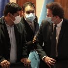 El viceministro de Defensa Social, Jaime Mamani (i), junto al representante de la Oficina de Naciones Unidas Contra la Droga y el Delito (UNODC), Thierry Rostan (d).