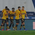 Michael Carcelén (i) es felicitado por Adonis Preciado tras marcar el primer gol ante Olmedo. Ambos, junto a Sergio López (17) y Gonzalo Mastriani (9) entraron como titulares en la reciente fecha de la LigaPro.