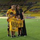 Matías Oyola,volante de Barcelona, junto a su familia durante el homenaje por sus 400 partidos con el Ídolo