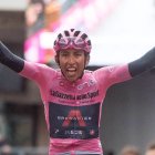 Favorito. El ciclista colombiano ganó la etapa de ayer vestido de rosa.