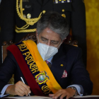 Guillermo Lasso firma los decretos de sus ministros.