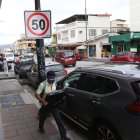 José María Egas. En esta avenida se circula a 50 kilómetros por hora. Sin embargo, los vehículos no cumplen, se desplazan a más velocidad. Y en el lugar, no hay tampoco espacio para caminar.