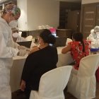 Ciudadanos recibiendo la primera dosis de una vacuna el mes pasado en la UEES. A muchos de ellos les tocaba la segunda dosis en esta semana.