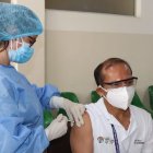 Uno de los servidores del Ministerio de Ambiente recibiendo su primera dosis contra la Covid-19.
