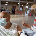 Texas abrió la vacunación a toda la población mayor de 16 años el 29 de marzo, mientras que Arizona tardó dos días más, el 31 de marzo, y Florida hizo lo propio el 5 de abril.