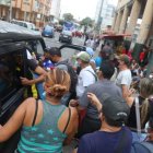 Hecho. Diferentes ciudadanos utilizan furgonetas y autos particulares para llegar a sus casas.