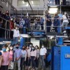 El personal del diario posa para una foto del último día de trabajo en el impreso.