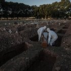 Los camposantos se agrandan cada vez más para dar cabida a tanta víctima de la enfermedad en Brasil.
