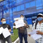 Reclamos. Tres de las decenas de usuarios que ayer se quejaron por las planillas altas y a los que CNEL les dio la razón.