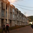 En el conjunto Terranova, sesenta y cinco de los ochenta apartamentos están vacíos. Los moradores indican que pese a intentos por cerrarlos, personas ingresan sin permiso.