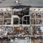 Fotografía aérea realizada con un dron que muestra las cenizas y los escombros que dejó un incendio provocado en el Palacio de Justicia en la noche de este martes, en Tuluá (Colombia).