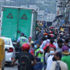 1. La entrada de la 8. Desde el pasado viernes, este es el escenario en el lugar alrededor de las 17:00. Decenas de trabajadores intentando regresar a casa. 2. Transporte. Ante la falte de buses, los usuarios se movilizan en camiones, furgonetas y camionetas. Esto, obviando las normas de tránsito y el distanciamiento.