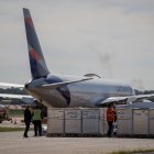 Fotografía que muestra la llegada del avión de Latam con un cargamento de 250.000 dosis de la vacuna de Pfizer contra la covid-19, hoy, en el Aeropuerto Internacional Silvio Pettirossi, en Luque (Paraguay).