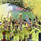 El lateral izquierdo ecuatoriano, Pervis Estupiñán (15) celebra con sus compañeros por el mayor logro en la historia del Villarreal de España: el título de la Europa League.