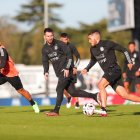 Lionel Messi (c) entrenando junto a sus compañeros en el combinado gaucho.