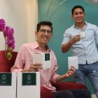 Josué y Pepe posan y muestran su emprendimiento de café para filtrar.