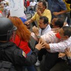 Los profesores también reclamaron que llevan 10 años con un salario de 800 dólares, y de allí tienen que pagar materiales y el Internet que ahora usan para dar clases.