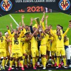 Pervis Estupíñán (15) festejan con sus compañeros del Villarreal el cetro de la Europa League.