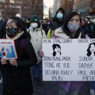 Varias personas que sostienen pancartas durante una Vigilia por la Paz, en Nueva York, el 19 de marzo de 2021. EFE/ Jason Szenes