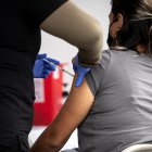 Una mujer recibe una vacuna contra la covid-19 en Los Ángeles, California (EE.UU.).