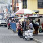 Desalojados del centro, los comerciantes han encontrado nuevos espacios, como la calle Julio Andrade. Dueños de negocios indican que impiden el paso.