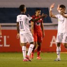 Antonio Amarilla (d), de la Liga Deportiva Universitaria de Ecuador, fue registrado este jueves al celebrar un gol que le anotó a Unión La Calera de Chile.