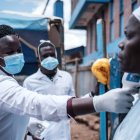 Algunos países africanos recibierán ayuda internacional para producir vacunas contra el covid-19.