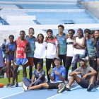 Atletas de distintas delegaciones aprovechan un receso en los entrenamientos para hacerse una foto grupal.