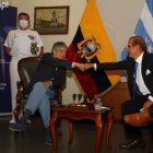 El presidente Lasso saluda con el gobernador del Guayas, Vicente Taiano.